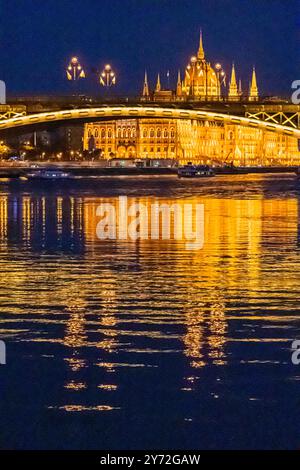 Illumination nocturne le long du Danube à Budapest, Hongrie Banque D'Images