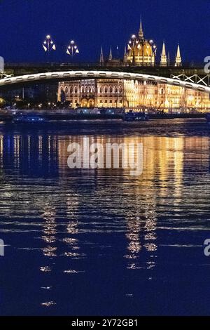 Illumination nocturne le long du Danube à Budapest, Hongrie Banque D'Images