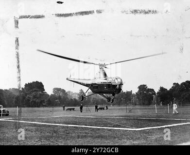 Un hélicoptère Westland Sikorsky S.51 a remplacé ce matin le train habituel de domicile à bureau pour M. G.S. Lindgren, sec parlementaire au ministère de l'aviation civile. D'un champ près de sa maison à Welwyn Garden City, piloté par M. J. L. Bristol a atterri à Regents Park pour une expérience parrainée par le gouvernement qui achète trois des machines pour un usage général, pourrait bien être le coureur d'une méthode acceptée de transport des maisons de banlieue aux bureaux de Londres. L'image montre : L'hélicoptère descend lentement dans la petite zone d'atterrissage marquée pour elle dans Regents Park. 27 Banque D'Images