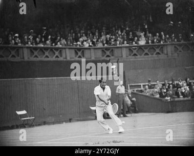 Les deuxièmes championnats de tennis sur gazon d'après-guerre ont ouvert devant une foule énorme au All England Club de Wimbledon aujourd'hui. Conformément à la tradition, le jeu s'est ouvert avec un match mettant en vedette le champion en titre. Yvon Petra, de France, vainqueur du simple masculin l'an dernier, a rencontré D.W.Butler, de Grande-Bretagne, sur le court central. Picture Shows :Pancho Segura emploie un double coup de main contre Drobny lors de leur match à Wimbledon aujourd'hui. 23 juin 1947 Banque D'Images