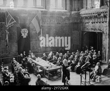 L'ancienne cérémonie du jour de la mi-été de l'élection des shérifs de la ville a été conduite aujourd'hui par les Liverymen de la ville de Londres réunis dans le Common Hall à Guildhall. Le lord maire, l'échevin et les hauts officiers de la ville étaient habillés de façon appropriée dans leurs robes complètes de bureau, et portaient, conformément à la tradition séculaire, des posies de fleurs anglaises. Les herbes douces cuites sur les pelures lors de la cérémonie sont également une relique des cérémonies pittoresques de la ville des jours plus spacieux. - - Spectacles de photos : une vue générale du Guildhall. - - 24 juin 1947 Banque D'Images