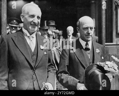 L'ancienne cérémonie du jour de la mi-été de l'élection des shérifs de la ville a été conduite aujourd'hui par les Liverymen de la ville de Londres réunis dans le Common Hall à Guildhall. Le lord maire, l'échevin et les hauts officiers de la ville étaient habillés de façon appropriée dans leurs robes complètes de bureau, et portaient, conformément à la tradition séculaire, des posies de fleurs anglaises. Les herbes douces cuites sur les pelures lors de la cérémonie sont également une relique des cérémonies pittoresques de la ville des jours plus spacieux. 24 juin 1947 Banque D'Images