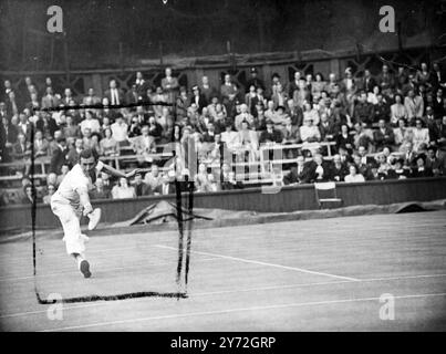 Les deuxièmes championnats de tennis sur gazon d'après-guerre ont ouvert devant une foule énorme au All England Club de Wimbledon aujourd'hui. Conformément à la tradition, le jeu s'est ouvert avec un match mettant en vedette le champion en titre. Yvon Petra, de France, vainqueur du simple masculin l'an dernier, a rencontré D.W.Butler, de Grande-Bretagne, sur le court central. 23 juin 1947 Banque D'Images