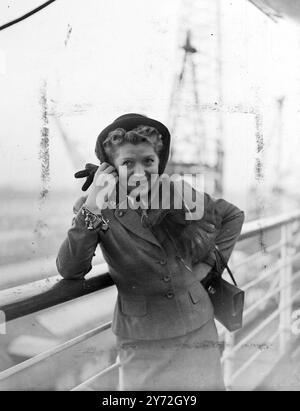 L'actrice américaine Ina Claire, était parmi les passagers à arriver à Southampton en provenance de New York à bord du paquebot Queen Elizabeth. Mlle Claire a fait sa première apparition à Broadway pendant cinq ans quand elle a joué dans "The Fatal Lessness" l'année dernière. Elle est ici avec son mari, M. W. R Wallace, pour des vacances et prévoit de visiter des spectacles à Londres et de visiter l'Écosse et l'Irlande. C'est sa première visite dans ce pays depuis 1934 17 juin 1947 Banque D'Images