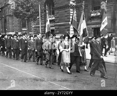 Un groupe de deux cents anciens militaires français libres a défilé aujourd'hui au cénotaphe pour une cérémonie de dépôt de gerbes en l'honneur des morts de guerre des Forces françaises libres. Cela faisait partie d'une série de cérémonies organisées à Londres pour commémorer le premier discours historique du général de Gaulle à Londres après la capitylation du Cabinet Petain, lorsqu'il déclara que la France avait perdu une bataille mais n'avait pas perdu la guerre. Après la cérémonie du cénotaphe, une énorme Croix de Loarraine sera placée sur la statue du maréchal Foch près de la gare Victoria, et à midi une tablette sera dévoilée à l'extérieur des jardins No.4 Carlton, où le F libre Banque D'Images