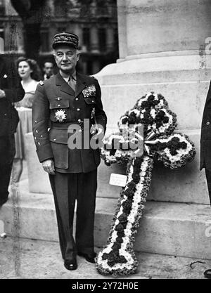 Un groupe de deux cents anciens militaires français libres a défilé aujourd'hui au cénotaphe pour une cérémonie de dépôt de gerbes en l'honneur des morts de guerre des Forces françaises libres. Cela faisait partie d'une série de cérémonies organisées à Londres pour commémorer le premier discours historique du général de Gaulle à Londres après la capitylation du Cabinet Petain, lorsqu'il déclara que la France avait perdu une bataille mais n'avait pas perdu la guerre. Après la cérémonie du cénotaphe, une énorme Croix de Loarraine sera placée sur la statue du maréchal Foch près de la gare Victoria, et à midi une tablette sera dévoilée à l'extérieur des jardins No.4 Carlton, où le F libre Banque D'Images