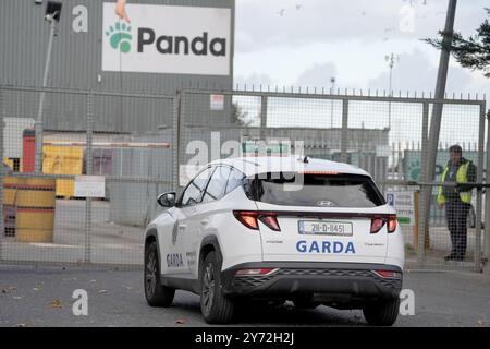 Gardai au centre de recyclage de Panda à Ballymount, Dublin, après la découverte d'un corps. Vers 6h40 ce matin, Gardai a été averti. Le corps d'un homme blanc a été examiné sur les lieux et a maintenant été transféré à la morgue de Dublin, où une post-mortem d'État aura lieu en temps voulu. Les résultats de l'autopsie détermineront le déroulement de l'enquête. Date de la photo : vendredi 27 septembre 2024. Banque D'Images