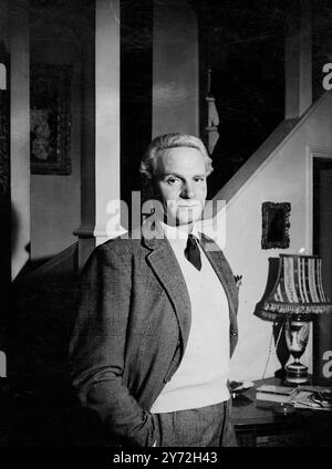 Charmante étude de Laurence Olivier, l'acteur, photographié dans la maison londonienne aujourd'hui. Laurence reçoit un titre de chevalier dans les honneurs d'anniversaire, publiés demain, pour services rendus à la scène et aux films. Il est vu ici avec ses cheveux teints en blond pour son rôle-titre 'Hamlet' maintenant en production. 11 juin 1947 Banque D'Images