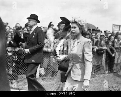 Le Derby Stakes de 168 a eu lieu à Epsom aujourd'hui en présence de leurs majestés le Roi et la Reine et la Princesse Elizabeth, le Duc et la Duchesse de Gloucester, la Princesse Alice et le Comte d'Athlone. De fortes pluies sont tombées au cours de la matinée mais le temps s'est éclairci avant la course. Des milliers de personnes ont emballé le célèbre parcours pour voir le riband bleu du gazon anglais, couru samedi pour la première fois de son histoire. 7 juin 1947 Banque D'Images