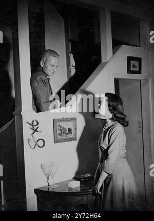 Charmante étude de Laurence Olivier , l'acteur, avec sa femme Vivien Leigh, photographiée dans la maison londonienne aujourd'hui. Laurence reçoit un titre de chevalier dans les honneurs d'anniversaire, publiés demain, pour services rendus à la scène et aux films. Il est vu ici avec ses cheveux teints en blond pour son rôle-titre 'Hamlet' maintenant en production. 11 juin 1947 Banque D'Images