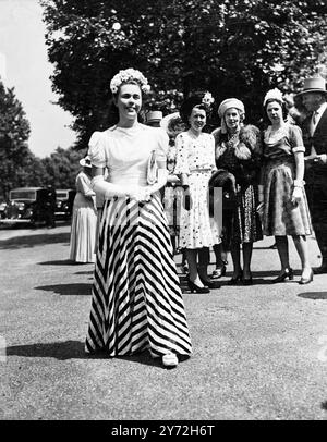 La deuxième soirée de présentation de l'après-midi de la saison a été organisée par leur Majesté le Roi et la Reine au Palais de Buckingham. Spectacles de photos : Mlle Bridget Lakin, vue arriver au palais de Buckingham pour assister aux soirées de présentation de l'après-midi. Elle porte une jupe rayée et un chemisier blanc à dessus. 10 juin 1947 Banque D'Images