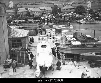 Vue aérienne au chantier naval de Portchester de Messs Vosper aujourd'hui le nouveau bateau à moteur à réaction Bluebird II de Sir Malcolm a été chargé sur un camion à travers son long voyage pour faire Coniston où certains Malcolm tenteront d'élever le record mondial de vitesse sur eau de 141,7 mph. Le Bates commence son voyage ce soir toute tentative sera faite dès que les conditions sur le lac seront appropriées. 6 juillet 1947 Banque D'Images