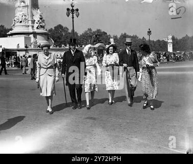 La soirée de présentation de l'après-midi de la saison a été donnée par leurs majestés le Roi et la Reine dans les jardins du Palais de Buckingham aujourd'hui. Images : les amateurs de jardin royal arrivant au palais de Buckingham cet après-midi. 28 mai 1947 Banque D'Images