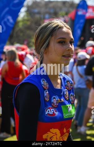 Melbourne, Australie. 27 septembre 2024. Le jeune supporter des Lions de Brisbane est vu au Footy Festival avant le match de la Grande finale de l'AFL. Le défilé de la Grande finale de l'Australian Football League et le Footy Festival prennent le relais à Yarra Park devant le Melbourne Cricket Ground Stadium avant l'AFL ? Grande finale. L'événement propose des divertissements pour tous les âges, notamment des apparitions de joueurs, des cadeaux, une zone de jeu AFL, de la musique et certains des meilleurs food trucks et bars de Melbourne. Crédit : SOPA images Limited/Alamy Live News Banque D'Images