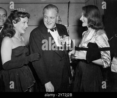 Paulette Goddard et Burgess Meredith ont célébré leur troisième anniversaire de mariage lors de la fête au petit Club Francais, Londres. Paulette est en Angleterre, jouant dans 'an Ideal Husband' d'Alexander Korda en production à Shepperton. - - Photos : Paulette, Randolph Churchill et Clarissa Churchill photographiés ensemble à la fête. - - 21 mai 1947 Banque D'Images