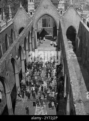 L'archevêque catholique de Southwark, le très révérend P.E. Amigo, aura 83 ans demain, lundi de Whit, mais il a célébré l'événement aujourd'hui, dimanche, en chantant la haute messe pontificale dans les ruines bombardées de la cathédrale Saint-Georges. Le service a été assisté par une grande foule de personnes qui se sont rassemblées dans le toit moins cathédrale pour entendre la messe ce matin. Images : cette image inhabituelle regardant vers le bas sur les ruines sans toit de la cathédrale Saint-Georges a été prise de la flèche de la cathédrale de pays montrant la congrégation réunie pour prendre la haute messe le 21 mai 1947 Banque D'Images