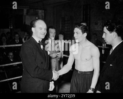 Al Phillips, champion poids plume de l'Empire, affronte Raymond Famechon lors d'un concours de 15 tours au Royal Albert Hall, pour le titre européen poids plume du Français. Photos : pesée en 27 mai 1947 Banque D'Images