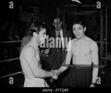 Al Phillips, champion poids plume de l'Empire, affronte Raymond Famechon lors d'un concours de 15 tours au Royal Albert Hall, pour le titre européen poids plume du Français. Photo montre : les deux boxeurs après pesée en 27 mai 1947 Banque D'Images