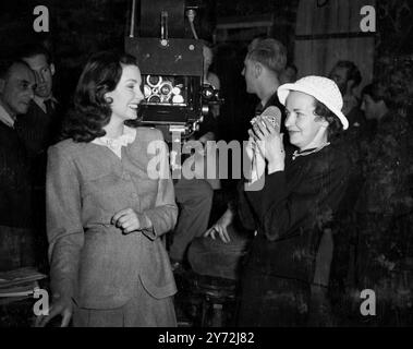 Le premier prix d'un quiz radiophonique « Queen for a Day », organisé en conjonction avec le succès du film « Great Expectations » de J Arthur Bank, avait amené Mme Kathleen Hughes, 35 ans, de chez elle dans une tente à Inglewood, Los Angeles, dans le luxe des meilleurs hôtels de Londres, à 6000 kilomètres de là. Mme Hughes a remporté le prix de Days Visit to London pour avoir diffusé des reportages racontant comment elle avait été expulsée de sa maison et comment son voisin avait mis la tente dans son jardin pour elle, son mari et leurs 3 enfants, et construisait une maison pour eux. Premier point à l'ordre du jour quand elle était Reine Friday woul Banque D'Images