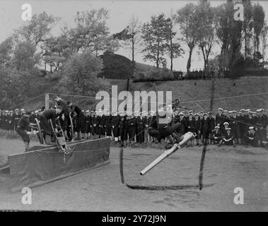 L'équipe de Portsmouth, qui participera à l'exposition de canons de campagne de la Royal Navy dans le tournoi Royal qui se tiendra à l'Olympia le 12 juin, a mis en pratique difficile. Encouragés par leurs camarades de navire au HMS excellent, les membres de l’équipe espèrent terminer l’exercice en un temps record. L'affichage particulier comprend le transport du canon et du chariot jusqu'à un espace, le démontage du canon et le franchissement de l'espace à l'aide d'un derrick. En atteignant le côté le plus éloigné, le pistolet est réassemblé et se maintient au point d'arrivée. L'équipe qui termine l'exercice dans les plus brefs délais étant le gagnant. 21 M. Banque D'Images