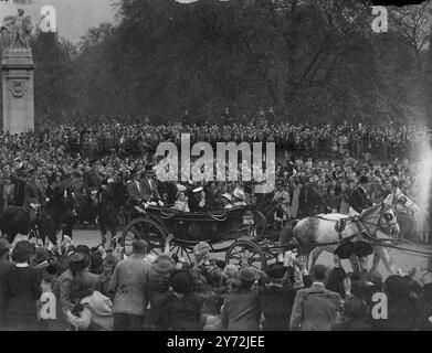 Londres s'est avéré en force pour donner un bon accueil royal au roi et à la reine et aux princesses, qui sont revenus dans la capitale à la fin de leur tournée en Afrique du Sud aujourd'hui. La famille royale avait voyagé en train de Portsmouth à Waterloo, d'où elle conduisait dans une voiture ouverte jusqu'au palais de Buckingham. Les foules bordaient la route pour les saluer. 12 mai 1947 Banque D'Images