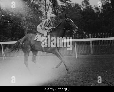 Après la victoire impressionnante de Saya Jorao à Lingfield Park aujourd'hui, Solpax, avec Beary Up , a passé le post gagnant pour remporter les Oaks Trial Stakes. C'était une arrivée serrée avec Mombasa arrivant deuxième de at Once. 3 juin 1947 Banque D'Images