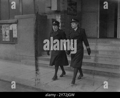 L'officier de police Dorothy Shepherd, qui joue le rôle dans un film de recrutement de la police qui doit être diffusé à la publicité à la fin de l'été, était en service aujourd'hui portant le nouvel uniforme récemment introduit pour les policières de Londres. La nouvelle tunique est sur le style de ceux portés par les policières américaines, et le grand manteau est sur les lignes de service, avec des boutons argentés à la place des vieux noirs. Miss Shepherd a 23 ans, une ex-femme et une ancienne infirmière, elle a rejoint la force il y a six mois. Sa capacité d'actrice ainsi que son apparence lui ont valu le rôle dans le film. 16 mai 1947 Banque D'Images