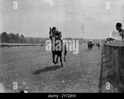 Après la victoire impressionnante de Saya Jorao à Lingfield Park aujourd'hui, Solpax, avec Beary Up , a passé le post gagnant pour remporter les Oaks Trial Stakes. C'était une arrivée serrée avec Mombasa arrivant deuxième de at Once. 3 juin 1947 Banque D'Images