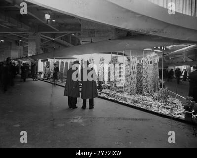 La British Industries Fair ouvre ses portes à Londres et Birmingham. À Londres, la foire a ouvert ses portes à Olympia et Earls court avec plus de 3000 expositions représentant environ 80 industries britanniques. Le grand public est admis dans l'après-midi de chaque jour, la préférence étant donnée aux acheteurs de maison et d'outre-mer car la foire est essentiellement un salon professionnel. Images montrent : le stand de Messrs Barracks Fabrics Prinitin g Company stand à la foire à Earls court. 5 mai 1947 Banque D'Images
