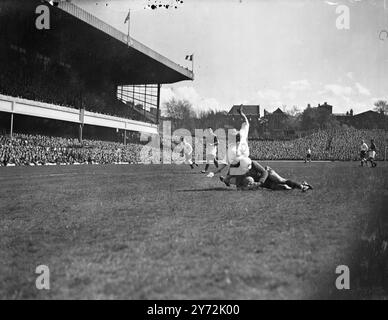 L'équipe d'Angleterre de football joue dans un match international de football contre la France. Le Français a battu l'équipe anglaise à -1 2-1 à Paris l'année dernière, mais cette fois l'équipe locale a de grands espoirs de succès. Image montre : le gardien français Da Rui (Roubaix) fait un plongeon pour le ballon et le prend des pieds de W. Mannion (Middlesbrough). 3 mai 1947 Banque D'Images