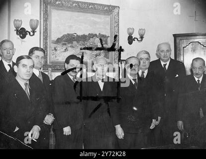 Dr J. T. Christie, M. geoffrey Harmsworth, Sir Howard Florey, Dr Chain, Sir Alexander Fleming, Lord Horder, Sir Harold Harmsworth, Dr Philip Hamil et Dr Mervyn Gordon. Banque D'Images