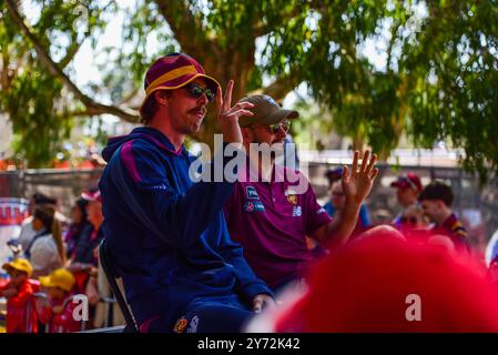 Melbourne, Australie. 27 septembre 2024. Joe Daniher (à gauche) et Conor McKenna (à droite) des Brisbane Lions sont vus pendant l’événement. Le défilé de la Grande finale de l'Australian Football League et le Footy Festival prennent le relais à Yarra Park devant le Melbourne Cricket Ground Stadium avant l'AFL ? Grande finale. L'événement propose des divertissements pour tous les âges, notamment des apparitions de joueurs, des cadeaux, une zone de jeu AFL, de la musique et certains des meilleurs food trucks et bars de Melbourne. Crédit : SOPA images Limited/Alamy Live News Banque D'Images