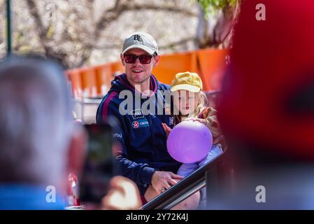 Melbourne, Australie. 27 septembre 2024. Lachie Neale des Brisbane Lions et sa fille sont vus pendant l'événement. Le défilé de la Grande finale de l'Australian Football League et le Footy Festival prennent le relais à Yarra Park devant le Melbourne Cricket Ground Stadium avant l'AFL ? Grande finale. L'événement propose des divertissements pour tous les âges, notamment des apparitions de joueurs, des cadeaux, une zone de jeu AFL, de la musique et certains des meilleurs food trucks et bars de Melbourne. Crédit : SOPA images Limited/Alamy Live News Banque D'Images