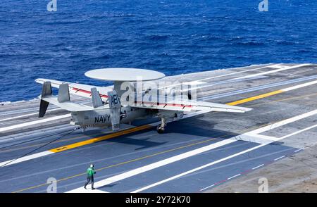 240924-N-KA812-1060 ATLANTIC OCEAN (24 septembre 2024) Hawkeye E-2D Advanced, attaché aux 'Seahawks' de l'escadron aéroporté de commandement et de contrôle (VAW Banque D'Images