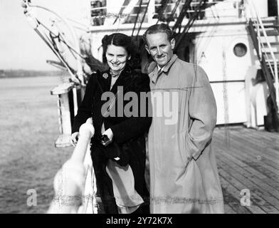 Wally Hammond était à Tilbury ce matin, pour rencontrer les 3 derniers membres de l'équipe de tournée du MCC à arriver à la maison sur la 'baie de Largs'. Il s'agit de PA Gibb, Joe Hardstaff et James Landridge, les seuls membres de l'équipe à revenir par C. photos : avec les joueurs de test de retour en Angleterre aujourd'hui est venu le joueur de test australien George tribe, son premier match avec son club anglais, Milne Road, dans la ligue Central Lancashire, est samedi. Il est ici avec sa femme, Dorothy, à son arrivée à Tilbury aujourd'hui. 25 avril 1947 Banque D'Images