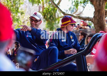 Melbourne, Australie. 27 septembre 2024. Josh Dunkley (à gauche) et Logan Morris (à droite) des Brisbane Lions sont vus pendant l'événement. Le défilé de la Grande finale de l'Australian Football League et le Footy Festival prennent le relais à Yarra Park devant le Melbourne Cricket Ground Stadium avant l'AFL ? Grande finale. L'événement propose des divertissements pour tous les âges, notamment des apparitions de joueurs, des cadeaux, une zone de jeu AFL, de la musique et certains des meilleurs food trucks et bars de Melbourne. Crédit : SOPA images Limited/Alamy Live News Banque D'Images