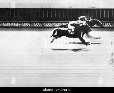 Pour la première fois dans l'histoire de la course britannique, l'appareil photo finish a été utilisé officiellement aujourd'hui à l'ouverture de la réunion de printemps d'Epsom. Le nouvel appareil, qui a été perfectionné après une longue période d'expérimentation, diffère complètement des appareils 'photo finish' précédemment testés. Équipement utilisé par la RAF la reconnaissance de bas niveau est incorporée dans l'équipement, et la vitesse de son opération est telle que l'impression finale de la finition est disponible pour le juge en un peu plus d'une minute après que les chevaux ont passé le poste. Photos : finition photo de l'April Maiden plat Banque D'Images