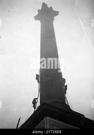 Examiner la colonne de Nelson pour d'éventuels dégâts causés par l'explosion. Aujourd'hui, mardi, M. larkin, le steeplejack, a escaladé la colonne de 200 pieds de Nelson à Trafalgar Square, Londres, pour recueillir des preuves pour un rapport au ministère des travaux publics sur les dommages possibles causés par la bombe reçue en 1940. Six hommes formeront le gang sur le travail qui prendra jusqu'à 16 heures. Le monument n'a pas été examiné depuis 1919, lorsque le père de M. Larkin est monté pour mettre les décorations de la victoire et a fait des réparations et du nettoyage. Des photos montrent, m. Larkin (en haut à gauche) et sa bande en route pour découvrir pourquoi Nelson a développé une «ceinture» blanche autour de son mi Banque D'Images