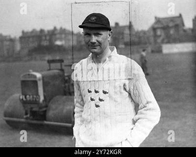 John Langridge, batteur du Sussex de 39 ans qui est représenté ici, a jusqu'à présent marqué 1911 courses en 28 manches, dont dix siècles. Il a une excellente chance de battre le record que Dennis Compton a établi en 1947 quand il a marqué 18 siècles au cours de la saison. Compton n'a cependant marqué son tempérament que le 2 août, ce qui met les terres riches en avant pour le moment. Un autre record que les batteurs du Sussex sont susceptibles de battre est celui des 3816 courses de Compton, réalisées la même année. 7 juillet 1949 Banque D'Images