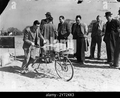 De nombreux dispositifs qui rendront le travail plus facile et plus rapide pour l'agriculteur, le petit exploitant et l'homme avec le jardin arrière ont été démontrés par la Royal Horticultural Society à Wisley, Surrey aujourd'hui. Beaucoup d'appareils sont actuellement «pour l'exportation seulement», mais il est à espérer qu'ils seront bientôt disponibles pour permettre au jardinier et agriculteur de jouer un rôle plus important dans la bataille de la nation la nourriture. Photos : le Skipp Crop Duster est présenté à Wisley, surrey, aujourd'hui. Une roue de cycle est incorporée dans le dispositif pour permettre son utilisation entre des rangées étroites de plantes telles que des tomates. 16 avril 1947 Banque D'Images