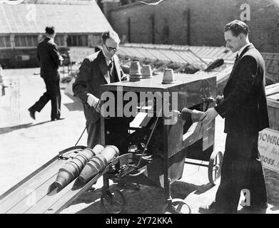 De nombreux dispositifs qui rendront le travail plus facile et plus rapide pour l'agriculteur, le petit exploitant et l'homme avec le jardin arrière ont été démontrés par la Royal Horticultural Society à Wisley, Surrey aujourd'hui. Beaucoup d'appareils sont actuellement «pour l'exportation seulement», mais il est à espérer qu'ils seront bientôt disponibles pour permettre au jardinier et agriculteur de jouer un rôle plus important dans la bataille de la nation la nourriture. La photo montre : la machine à laver Monro pot en démonstration à Wisley aujourd'hui. Cette machine est conçue pour nettoyer et stériliser les pots pour jeunes plants à raison de 2 000 par heure. 16 avril 1947 Banque D'Images