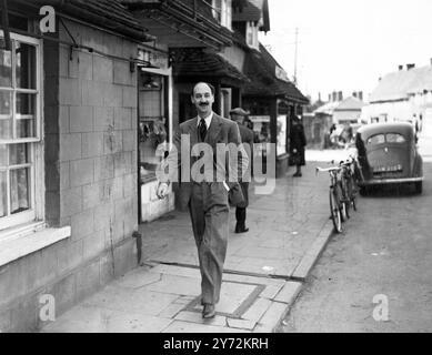 Sir Hamilton Westrow Hulse, BT, 37 ans, de Breamore, Fordingbridge, Hnats, comparu aujourd'hui devant le tribunal de première instance de Fordingbridge, a accusé "à une date inconnue en août 1946 à Monte Carlo, dans la principauté de Monaco, n'étant pas revendeur agréé, il a illégalement combattu certaines devises étrangères, pour quitter 24 000 francs français, d'un certain Max Intrator, une personne n'étant pas revendeur agréé, pays au règlement 2 du règlement de défense 1939 et à la loi de fournitures et services de 1945." Sir Hamilton a plaidé coupable et a été condamné à une amende de £65, avec dépens. 11 avril 1947 Banque D'Images