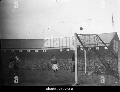 Il n'y a eu aucun résultat en demi-finale de la FA Cup entre Burnley et Liverpool United à Blackburn hier. Un temps supplémentaire a été joué qu'aucun des deux camps n'a marqué. Vainqueur du replay rencontrera Charlton Athletic, il a lancé une surprise pour zéro victoire sur Newcastle à Leeds lors de la finale de la FA Cup à Wembley. 29 mars 1947 Banque D'Images