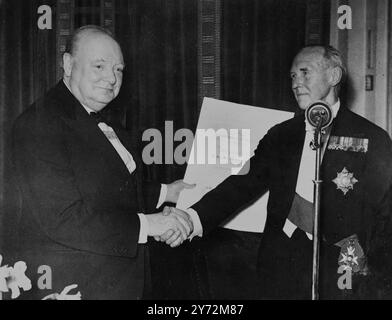 M. Winston Churchill, invité d'honneur au dîner annuel de l'institution of Naval Architects, a réaffirmé sa croyance en la valeur des navires de guerre de surface à l'ère atomique, et a laissé entendre que la Grande-Bretagne pourrait avoir un navire de guerre insubmersible. Il prévoyait que la Marine continuerait de jouer un rôle majeur dans la guerre du futur. 27 mars 1947 Banque D'Images