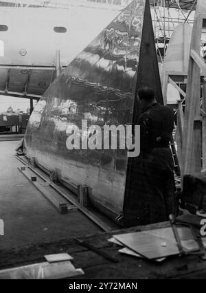 Les travaux avancent à grands pas sur le Brabazon I, le plus grand et le plus lourd avion terrestre jamais construit. À Filton, Bristol, une équipe d'experts est occupée à construire le Queen Elizabeth de 110 tonnes de l'air, qui, une fois terminé, sera capable de transporter 200 passagers à travers l'Atlantique Nord. Conçus par M. Leslie G Frise, les constructions coûteront 4 millions et seront propulsés par des moteurs à turbine à gaz de 8 2500 ch entraînant 4 paires d’hélices contrarotatives. L'image montre : mesurant 25 pieds de longueur, cet énorme gouvernail est prêt à être monté sur l'avion dans les usines de Bristol Aircraft Company à Filton. 24 M. Banque D'Images