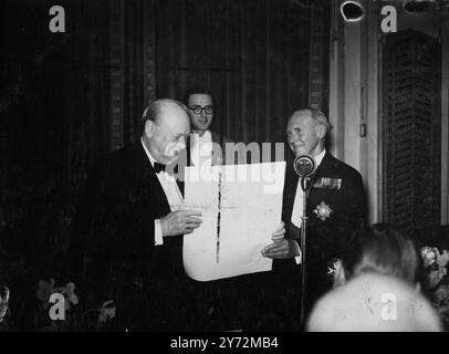 M. Winston Churchill, invité d'honneur au dîner annuel de l'institution of Naval Architects, a réaffirmé sa croyance en la valeur des navires de guerre de surface à l'ère atomique, et a laissé entendre que la Grande-Bretagne pourrait avoir un navire de guerre insubmersible. Il prévoyait que la Marine continuerait de jouer un rôle majeur dans la guerre du futur. 27 mars 1947 Banque D'Images