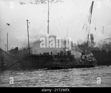 Les pompiers, aidés par des flotteurs de pompiers qui ont combattu pendant la plupart des contrôles d'hier contre l'incendie dans le paquebot flamboyant de 22 424 tonnes, « monocled They Need », gisant à Hebburn sur la cale sèche de Tyne. Le feu a commencé dans les premières heures du matin quelque part dans le pont supérieur 7 attisé par le vent fort, les flammes se sont rapidement propagées à travers la superstructure et vers le bas à l'intérieur, mangeant les salles d'état et les cabines. 25 mars 1947 Banque D'Images