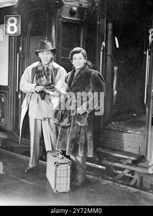 La star Paulette Goddard, et son mari, Burgess Meredith. Arrivé en Angleterre la semaine dernière en provenance d’Amérique, il a quitté Londres ce matin, dans le train express Golden Arrow, pour un bref séjour sur le continent. 16 mars 1947 Banque D'Images