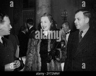 Jim Mollison dans un nouveau rôle. Jim Mollison, MBE, l'as qui bat les records d'avant-guerre, sera le premier vendeur aérien britannique d'après-guerre lorsqu'il décollera de Cornouailles ce week-end dans un Percival Proctor V monomoteur quatre places qu'il livrera aux agents de Pernambuco, au Brésil, à 4 640 kilomètres de là. Le vol, nommé 'Exercise Nuts' se fera en trois longs sauts. Le Proctor de Perceival Aircraft Co a une vitesse de croisière de 140 mph et fait 14 miles au gallon. La livraison se fait par avion pour éviter les retards et les frais d'expédition élevés. Photo montre, de droite à gauche Colonel Preston, Secrétaire du RO Banque D'Images