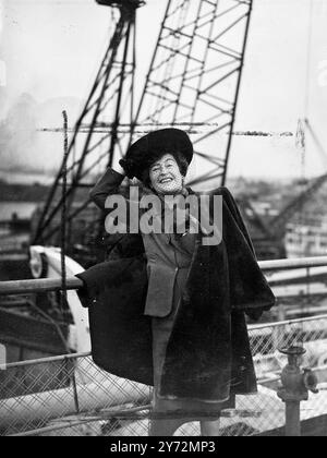 Née en Angleterre, Constance collier, actrice bien connue qui est allée à Hollywood il y a plus de 30 ans, est retournée en Angleterre aujourd'hui à bord du paquebot "Queen Elizabeth" qui a accosté à Southampton ce matin. Miss collier apparaîtra dans la production britannique Technicolor de 'an Ideal Husband' avec Paulette Goddard. 13 mars 1947 Banque D'Images